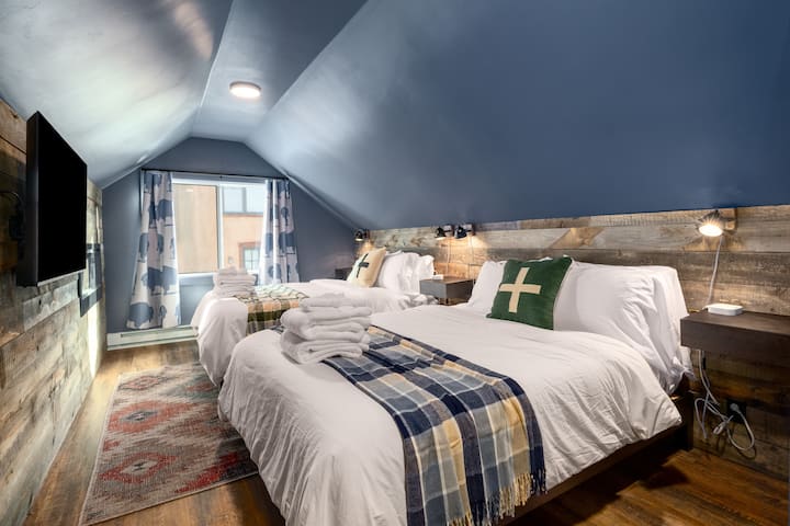 Очарователно лофт убежище: насладете се на две плюшени легла, рустикален декор и планински настроения във всяко уютно кътче!