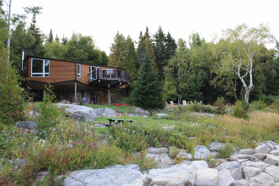 Le P'tit Bijou, a chalet on the St. Lawrence, Saint-Siméon, Quebec, Canada, photo 6 of 10