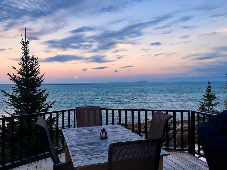 Le P'tit Bijou, a chalet on the St. Lawrence, Saint-Siméon, Quebec, Canada, photo 4 of 10