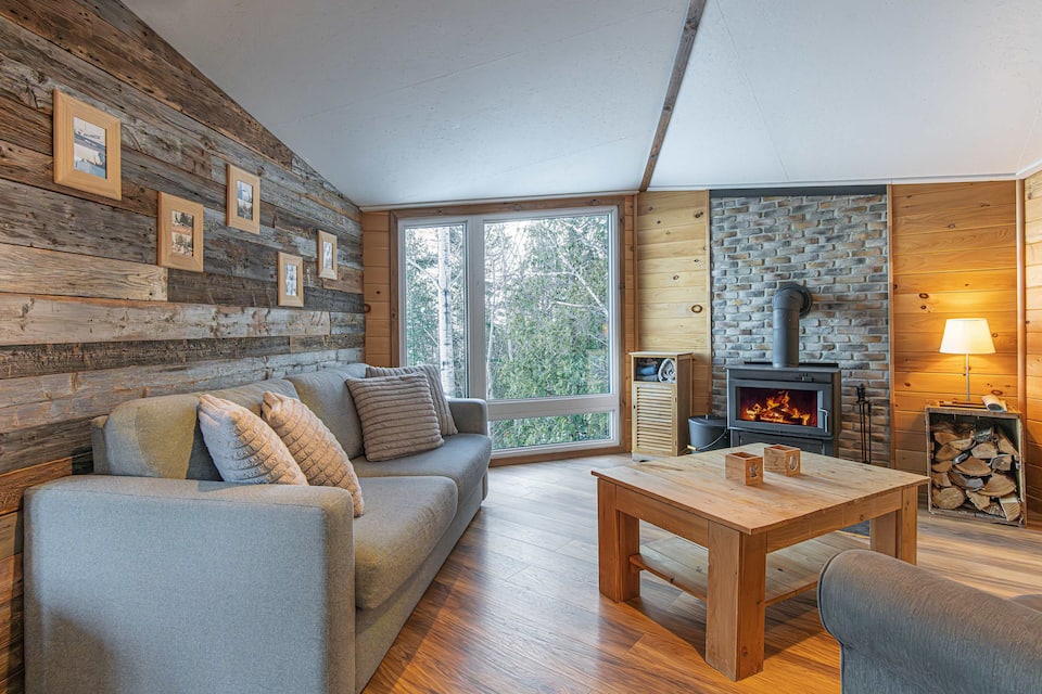 Le P'tit Bijou, a chalet on the St. Lawrence, Saint-Siméon, Quebec, Canada, photo 8 of 10