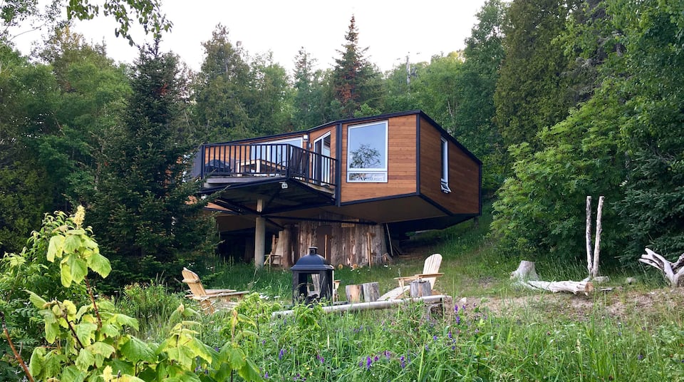 Le P'tit Bijou, a chalet on the St. Lawrence, Saint-Siméon, Quebec, Canada, photo 3 of 10