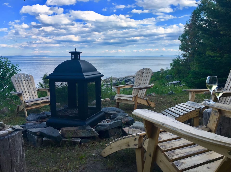Le P'tit Bijou, a chalet on the St. Lawrence, Saint-Siméon, Quebec, Canada, photo 2 of 10