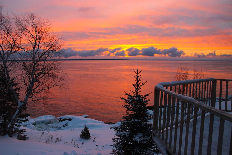 Le P'tit Bijou, a chalet on the St. Lawrence, Saint-Siméon, Quebec, Canada, photo 1 of 10