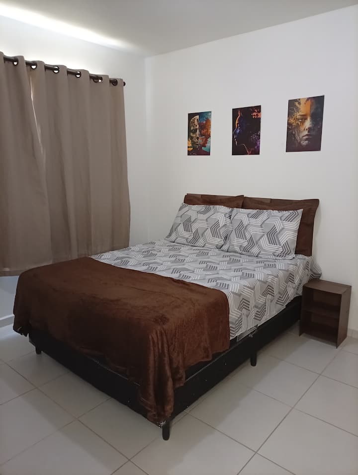 Manželská posteľ s matracom a vrchným matracom a 4 vankúšmi 