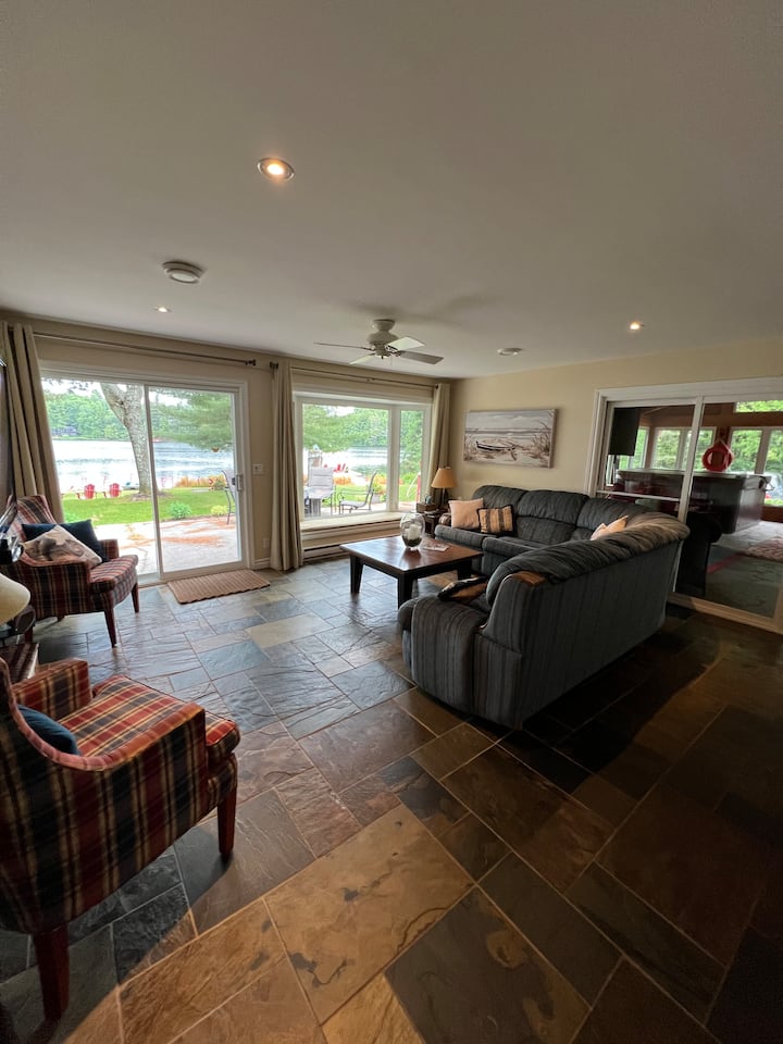 Charming Lakeside Retreat W Beach, Sauna & Hot Tub - Huntsville
