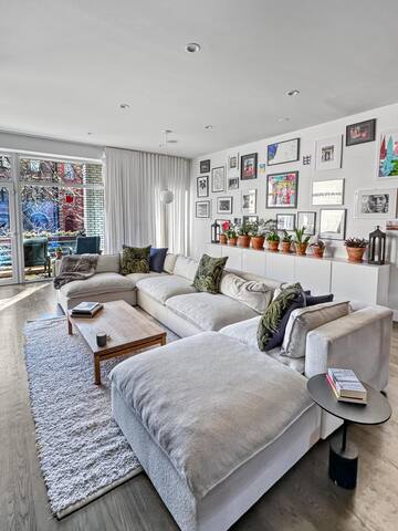 Modern Luxe Designer Enclave•Heart of Wicker Park gallery image 3