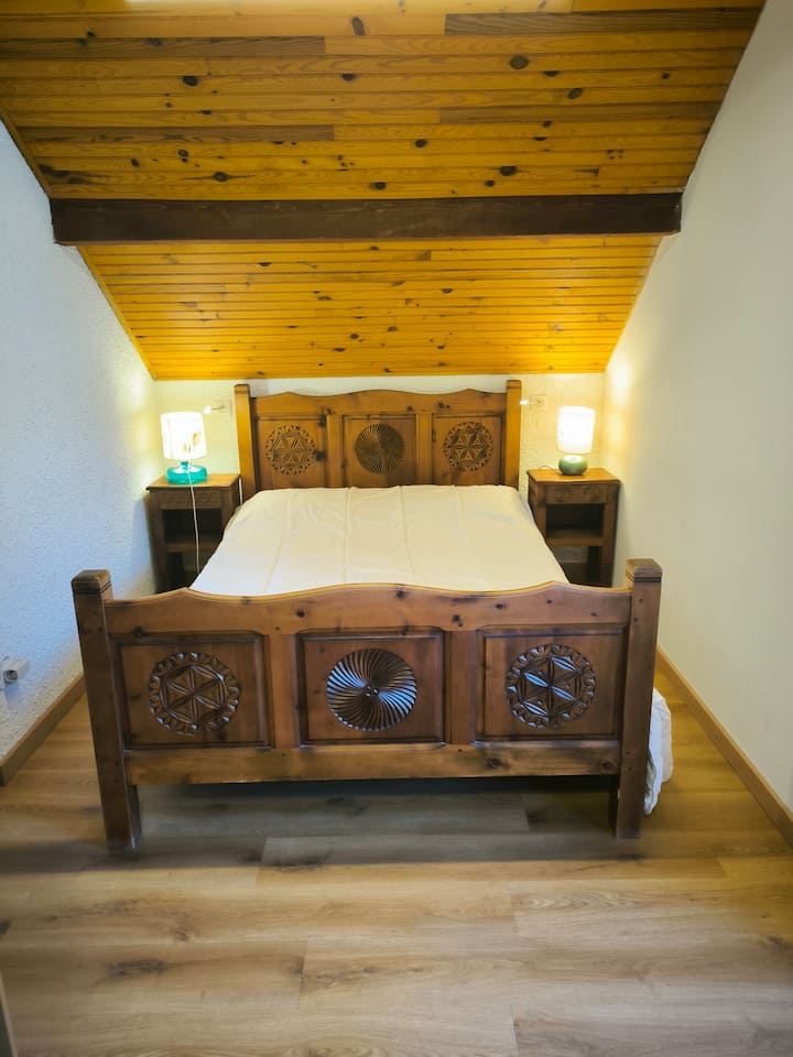 2nd floor: bright master bedroom, with private bathroom. The discreet luxury of a vacation rental in the Southern Alps, in Abriès.