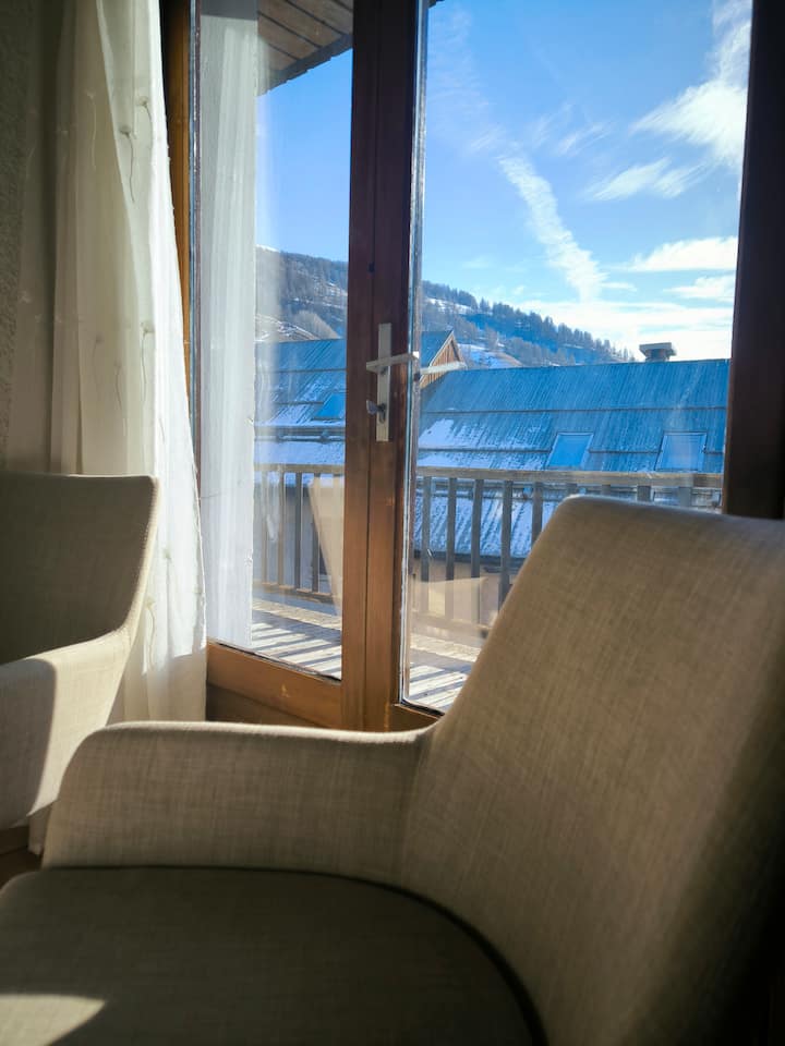 Ground floor: reconnect and rest: sleep in a wooded and soothing atmosphere, in this typical chalet of the Hautes-Alpes.