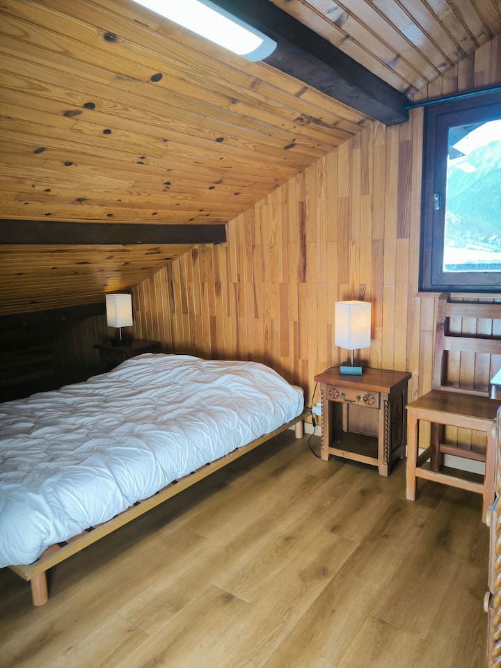 2nd floor: the charm of Queyras upstairs: this double room immerses you in the authenticity of the Hautes-Alpes. A beautiful stopover in your vacation rental in Abriès.