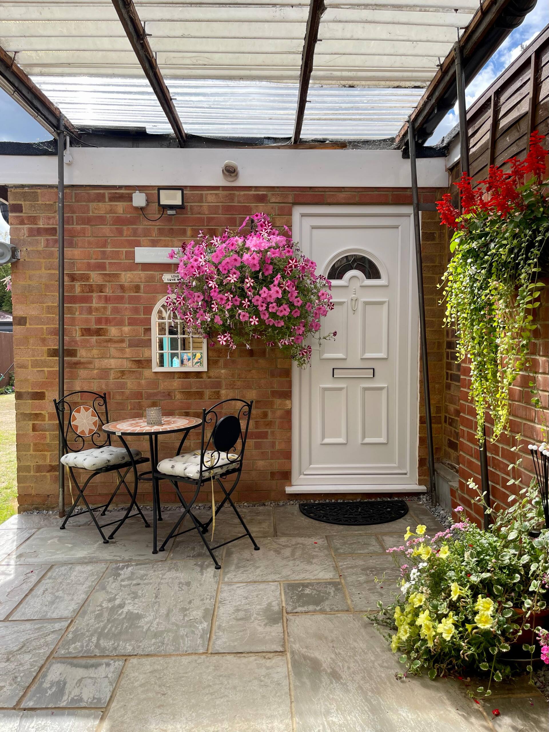 Cosy private detached from main house large room