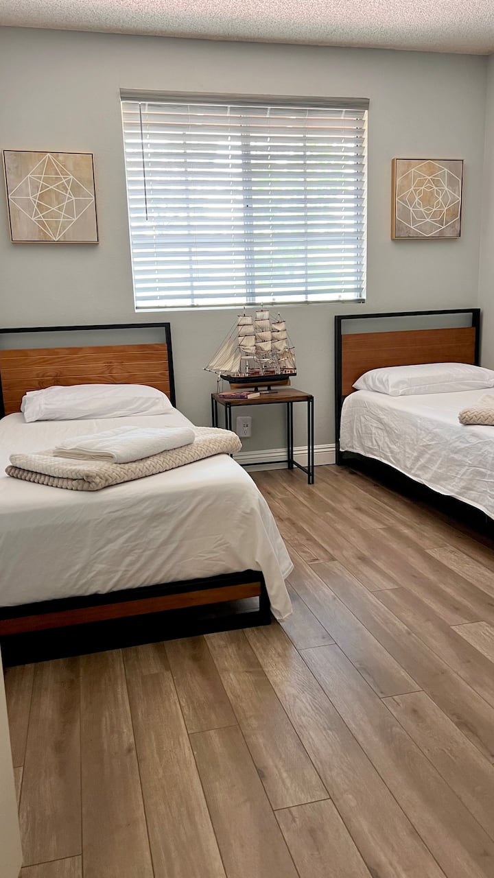 带12英寸凝胶床垫的双人床 