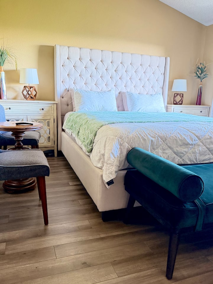 Restoration Hardware风格的主卧，配备加州特大号床