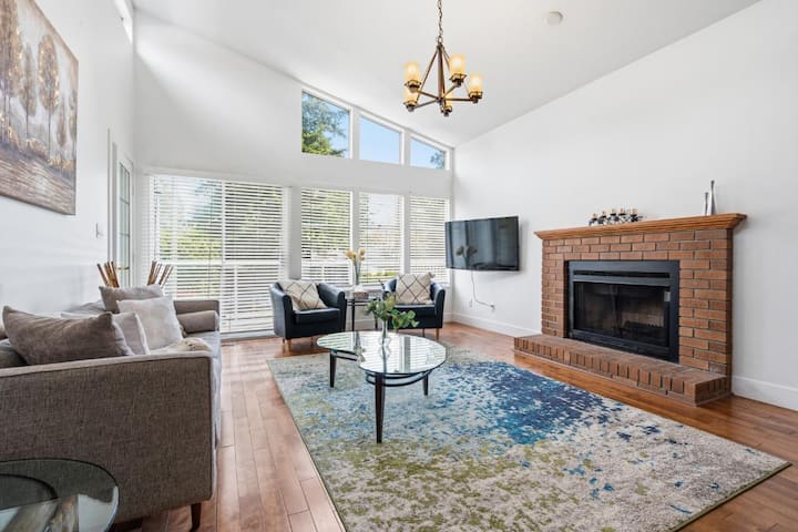 Bright And Spacious 3 Bedroom House - Grouse Mountain