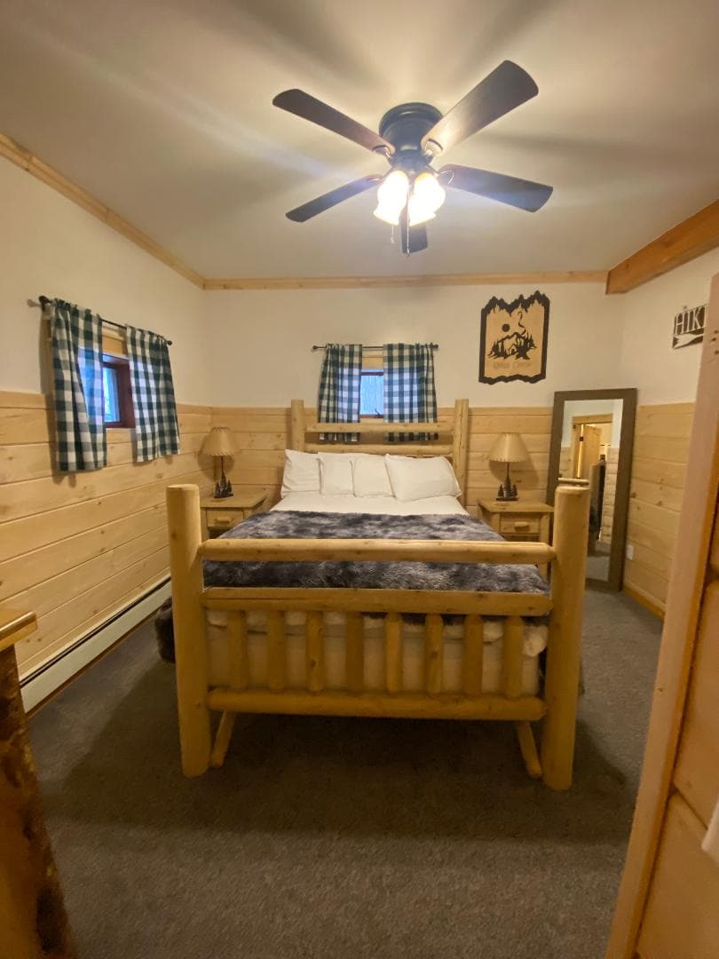 Spavaća soba 1 – glavna spavaća soba u glavnoj planinskoj kući. Pristup kroz radnu sobu. Bračni krevet.  Može primiti 2 osobe. Privatna kupaonica s još jednim vratima koja vode do praonice rublja, a zatim još jednim vratima koja vode do kuhinje.  Ovo je jedina kupaonica na 1. katu glavne planinske kuće.