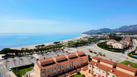 Apartment with terrace, beach and mountain views