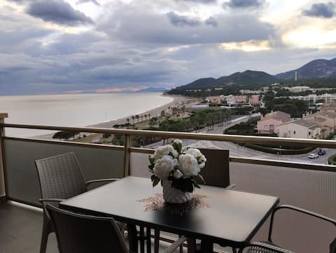 Apartment with terrace, beach and mountain views