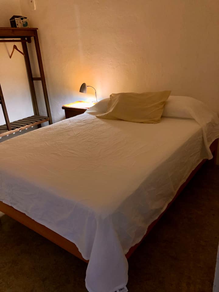 主卧配有空调和双人床 