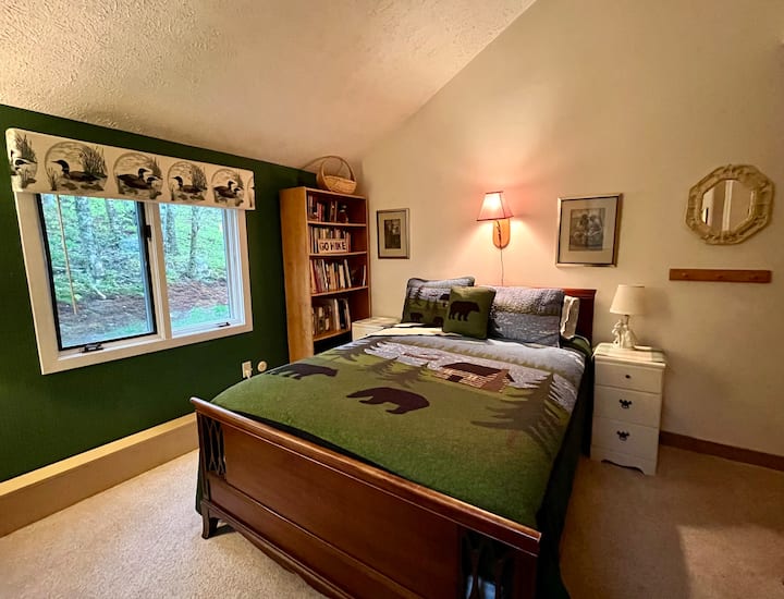 Segundo dormitorio con cama doble y segundo televisor.