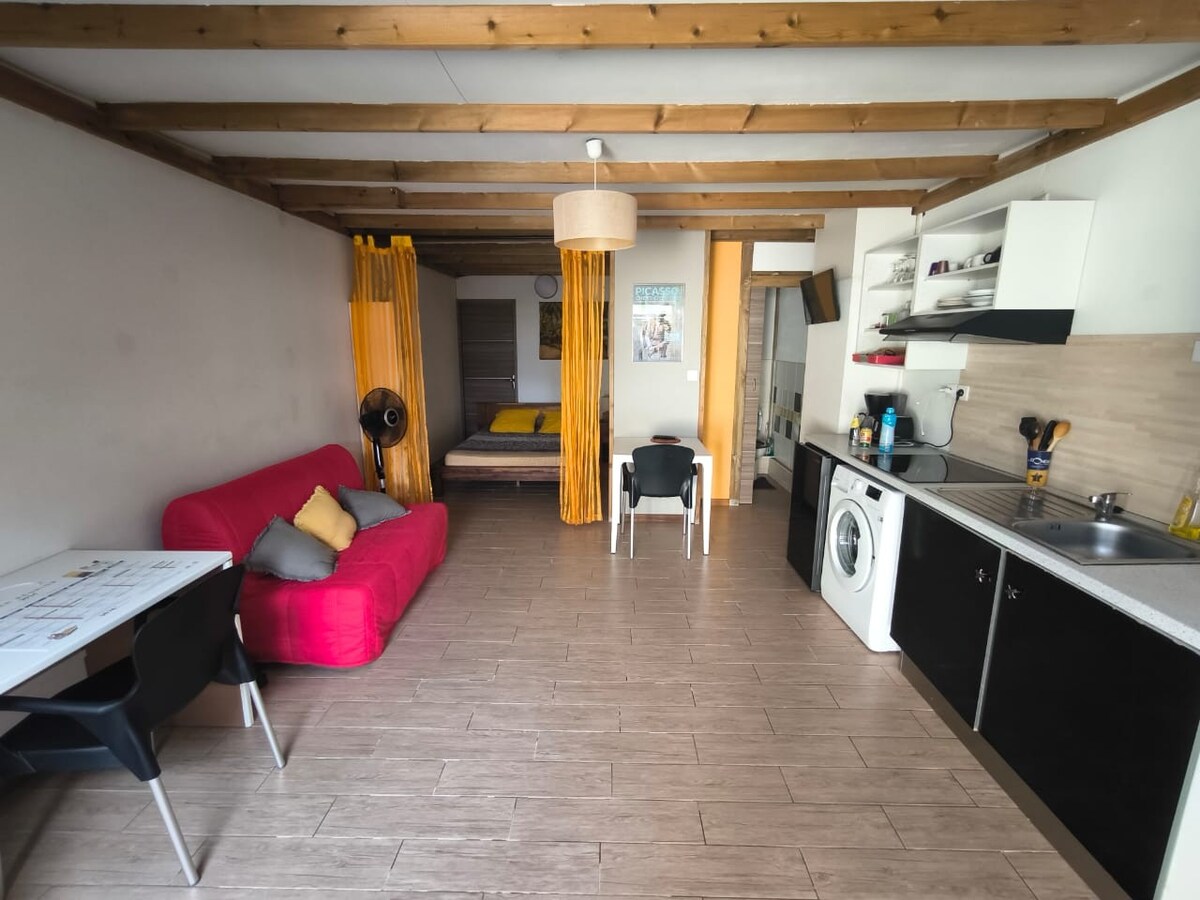 Top Airbnb: Nice furnished studio in Tampon 400. Eco-friendly. in Le Tampon