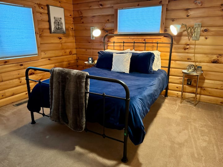 「熊洞」温馨舒适，布置精良，配有标准双人床，配有凝胶记忆泡沫床垫