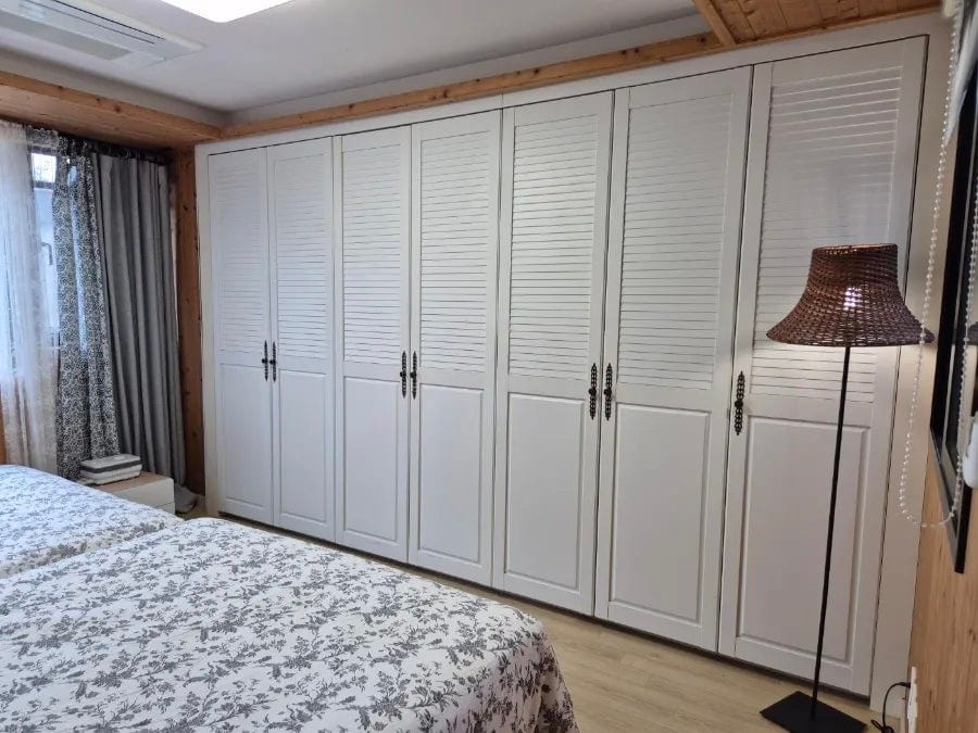 Ima dovoljno prostora za odlaganje s ugrađenim ormarom. 