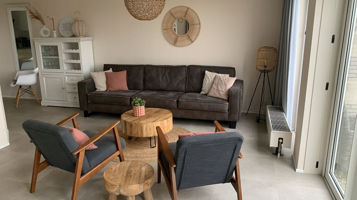 Top Airbnb: Vacation home with private jetty in Makkum. in Wijk 18 Weidestreek Zuidwest