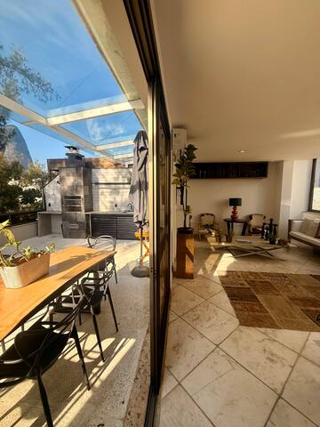 Beach Block Penthouse | Ocean View & Walk to bars gallery image 3