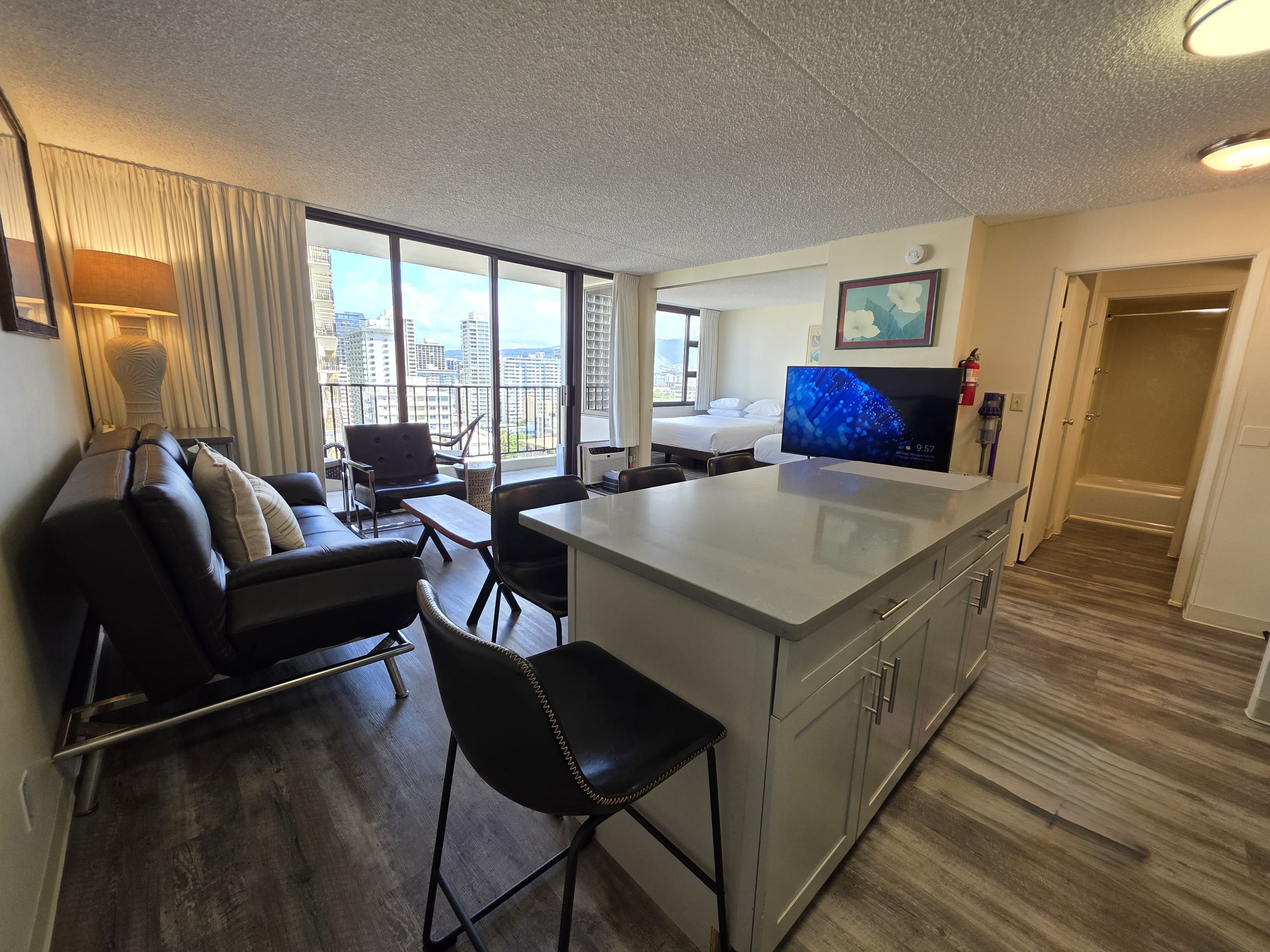 Condo in Honolulu · ★4.99 · 1 bedroom · 3 beds · 1 private bath - Image 2