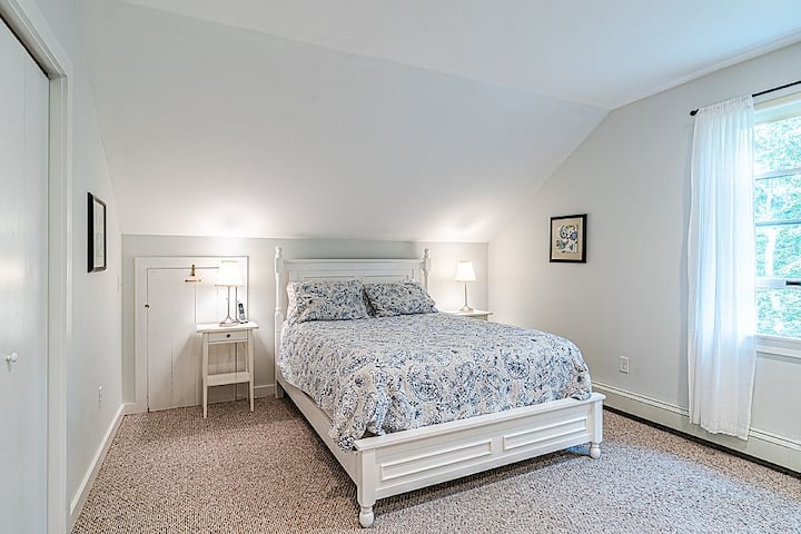 Голема брачна спална соба на горниот кат