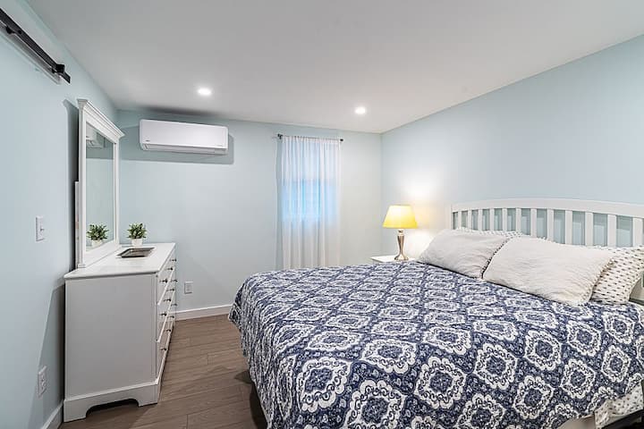 Целосна спална соба на пониско ниво.  Светла со клима уред