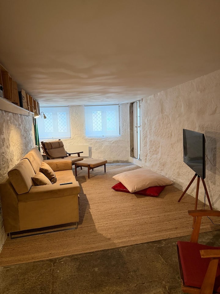 Explore A Heritage Site From An Arts Quarter Townhouse - Porto