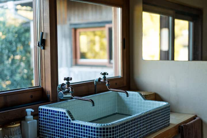 洗濯エリア。カフェが開いているときは、カフェのお客様がこのスペースを使用する場合があります。