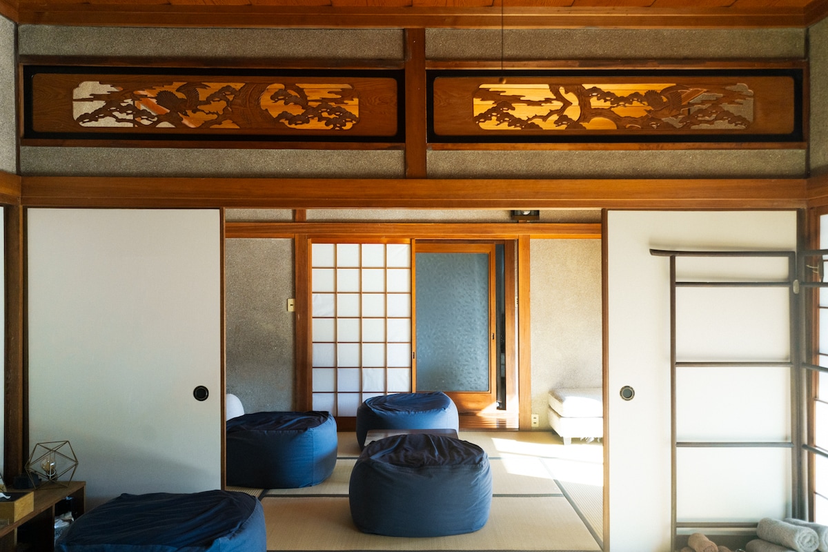 2つ目のリビングルーム：大人数でご旅行の場合は、2つ目のリビングルームを2つ目の寝室に変えることができます。追加の布団を3つまでご用意できます。