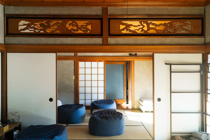 2つ目のリビングルーム：大人数でご旅行の場合は、2つ目のリビングルームを2つ目の寝室に変えることができます。追加の布団を3つまでご用意できます。