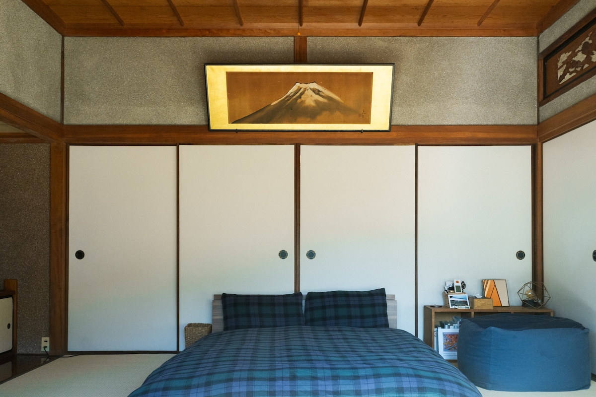 マスターベッドルーム：マスターベッドルームにはダブルベッドがあり、8畳の部屋にあります。また、アートブック、鏡、その他の装飾品もあります。