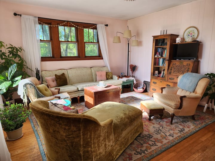 Quaint Country Retreat - Grand Forks
