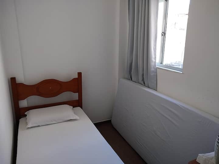 Este es nuestro dormitorio individual. Equipado con escritorio de estudio/trabajo y cortinas opacas.