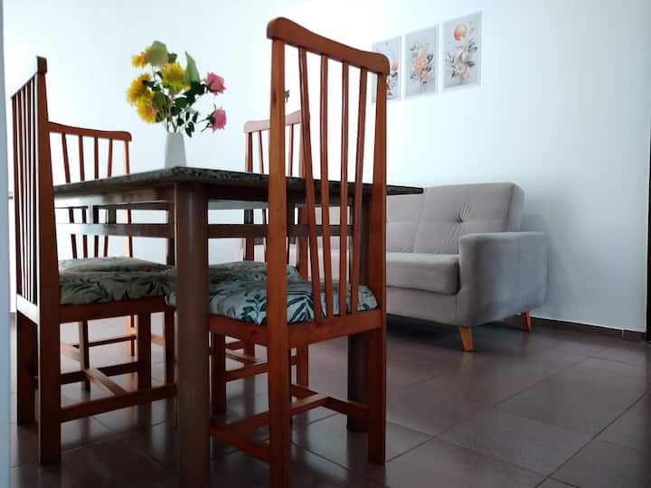 Aprovecha nuestro salón/comedor para tomar un café reforzado antes del día de la playa/visitas turísticas. En el camino de regreso, disfruta de la brisa del mar en el columpio de nuestra hamaca. Las personas que prefieren descansar mientras disfrutan de una sesión de cine relajándose en el sofá.