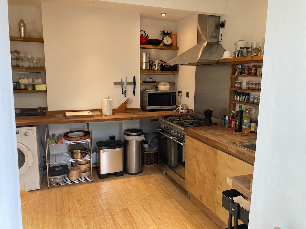 Self-contained, private entrance, near city centre