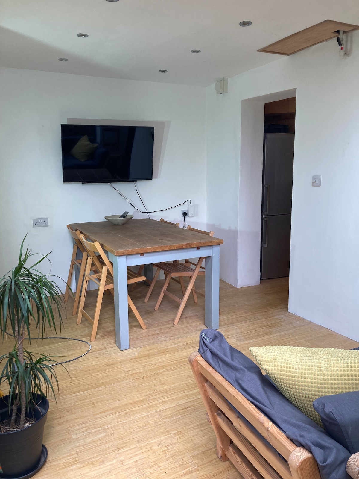 Self-contained, private entrance, near city centre