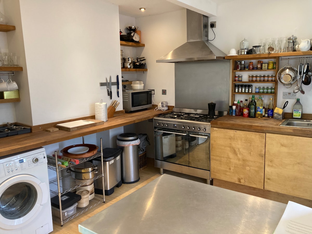 Self-contained, private entrance, near city centre