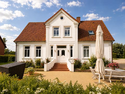 Vacation home Dat Witte Huus with fireplace in Boltenhagen