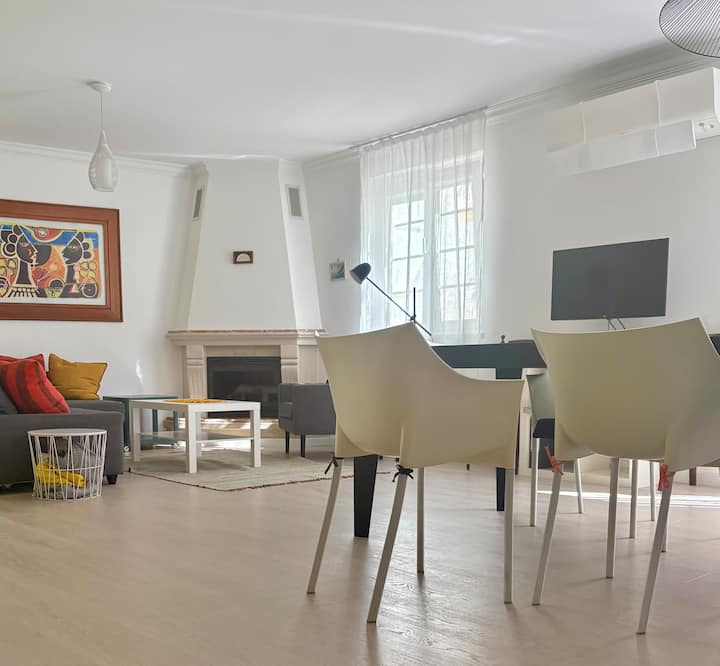 Vue de la salle à manger sur la cheminée et le salon