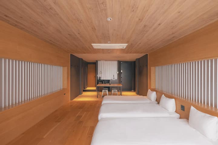 Deluxe Room with 6 Beds, Non Smoking