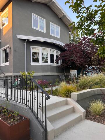 Handsome Home and Gardens near Lake Merritt gallery image 4