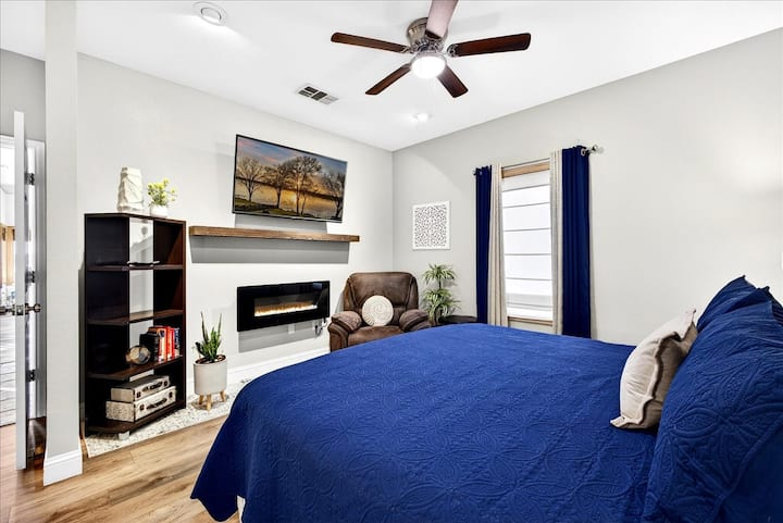 Spacious king suite with serene lake views, blackout curtains, and calming coastal tones. Designed for deep rest and quiet mornings.