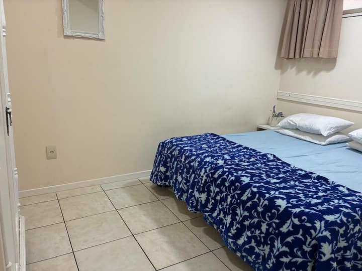 宽敞的卧室，配备2张单人床，可拼成一张床。  自然通风，高窗户保护隐私 
有一张额外的床垫。