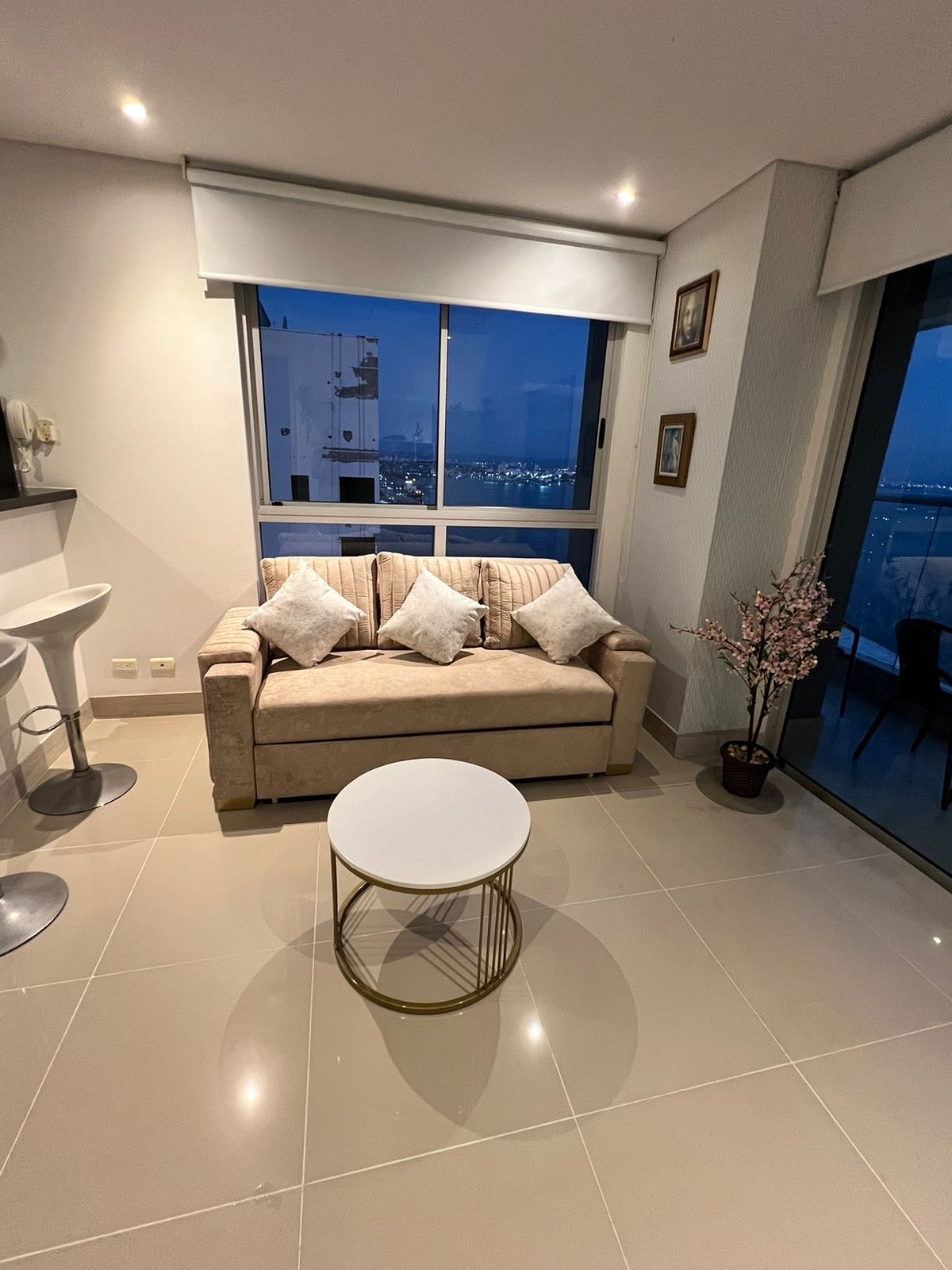 Sofa na kojoj se može popiti pivo ili boca vode nakon plaže.