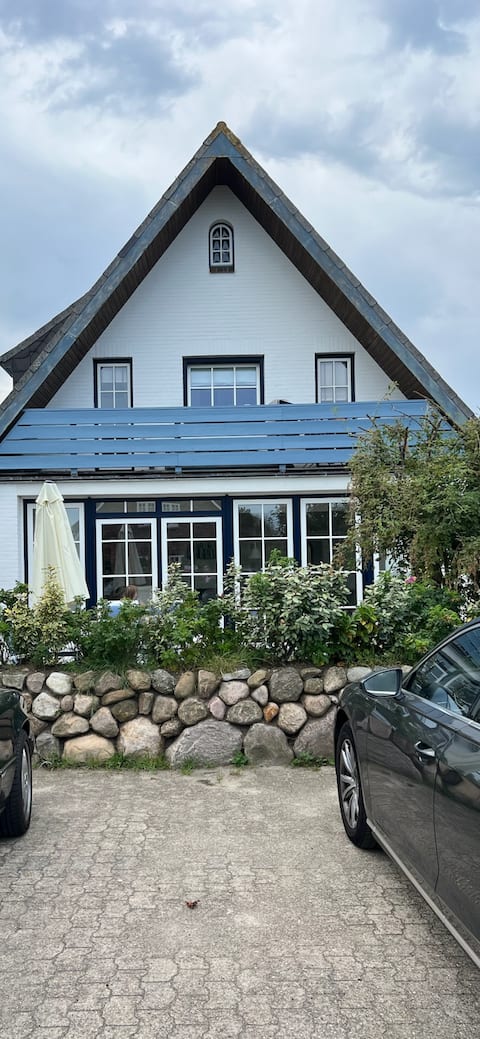Beautiful vacation home with terrace right on the sea