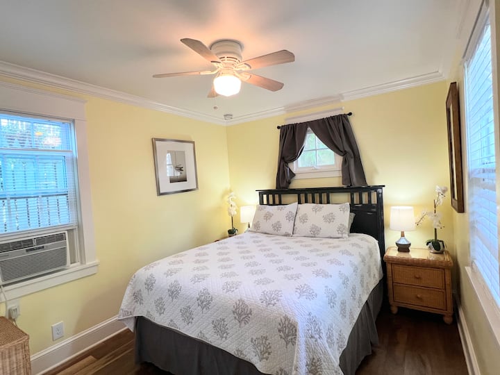 Queen bed, this bedroom is in the back of the cottage, away from noise, for a restful sleep.